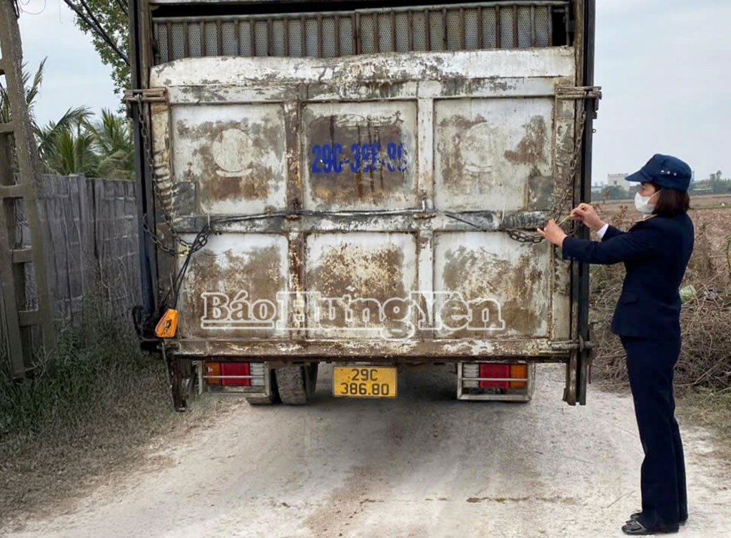  Cán bộ Chi cục Chăn nuôi và Thú y kiểm tra kẹp chì xe chở gia súc, gia cầm lưu thông vào địa bàn tỉnh.