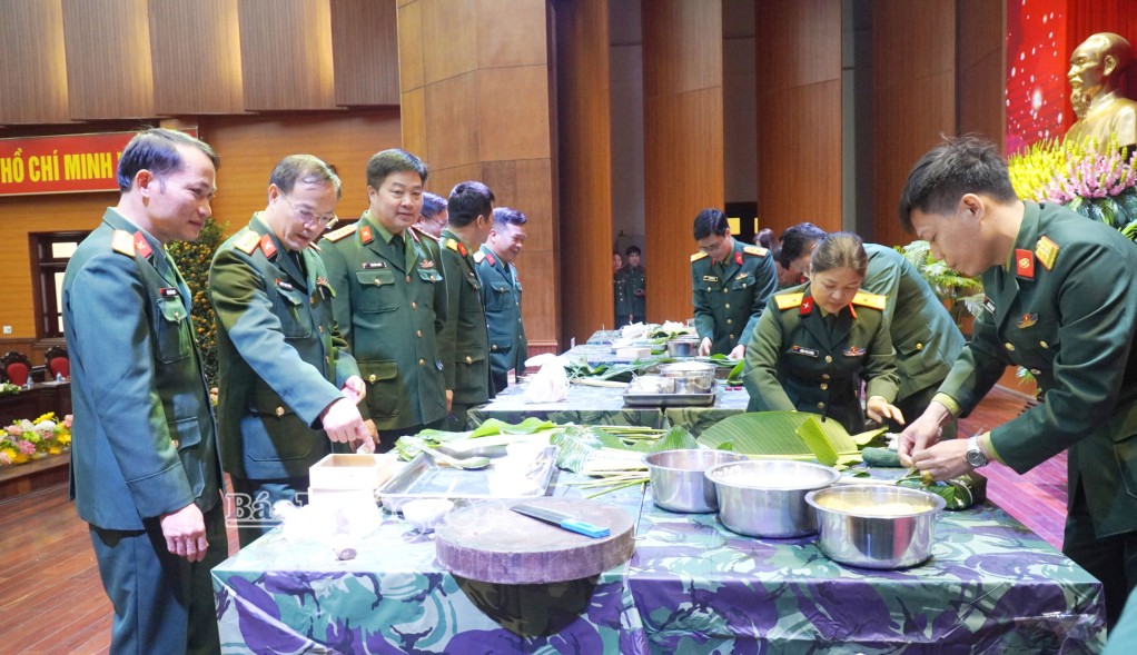 Lãnh đạo Bộ CHQS tỉnh thăm quan phần thi gói bánh chưng.