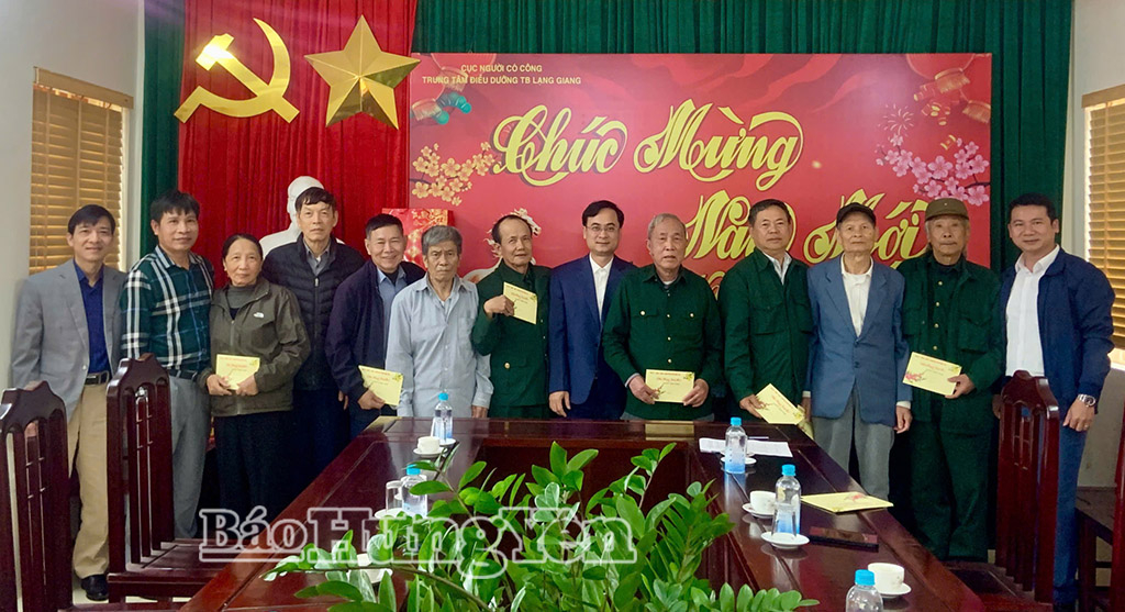 Lãnh đạo Sở Nội vụ tặng quà cho các thương binh, bệnh binh nặng người Hưng Yên tại Trung tâm Điều dưỡng thương binh Lạng Giang (tỉnh Bắc Ninh).