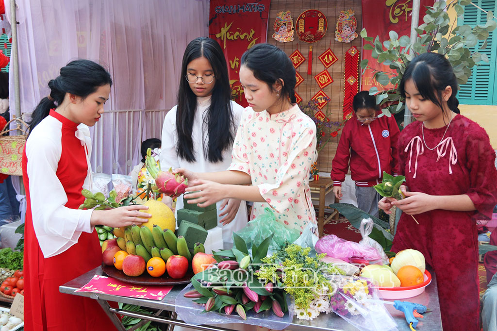 Học sinh Trường Tiểu học, THCS và THPT Quách Đình Bảo (trực thuộc Trường Cao đẳng Sư phạm Thái Bình) thi bày mâm ngũ quả.