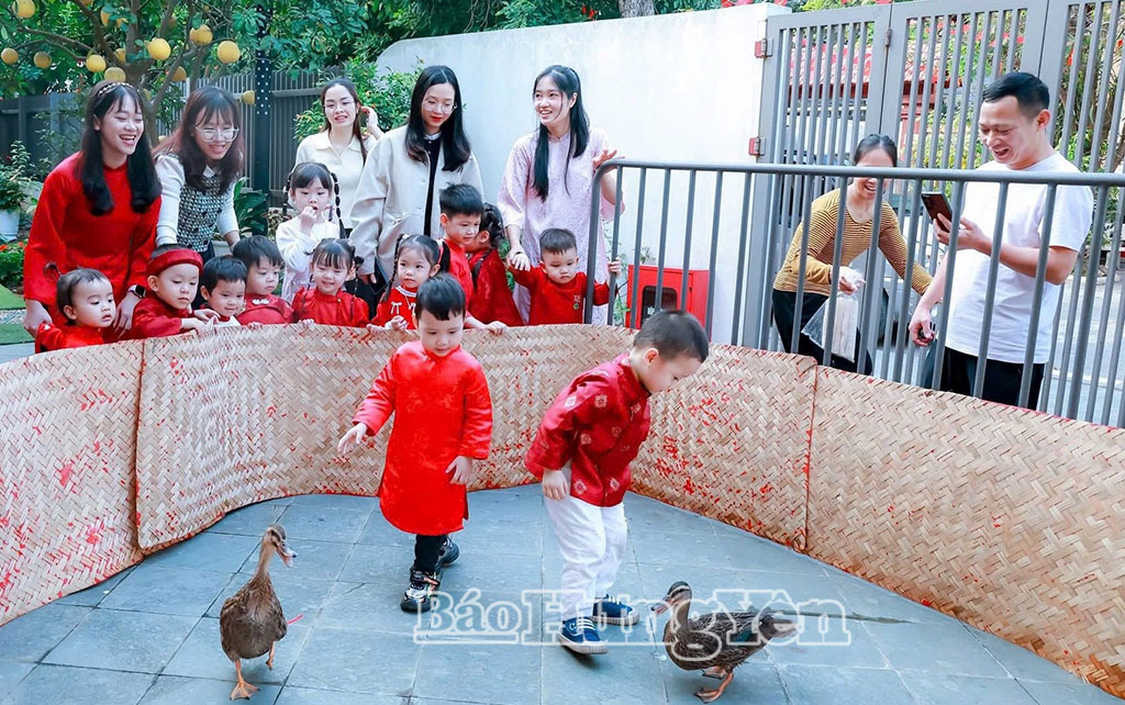 Trẻ Trường Mầm non Thiên Đức (phường Phố Hiến) bắt vịt trong hoạt động trải nghiệm Tết.