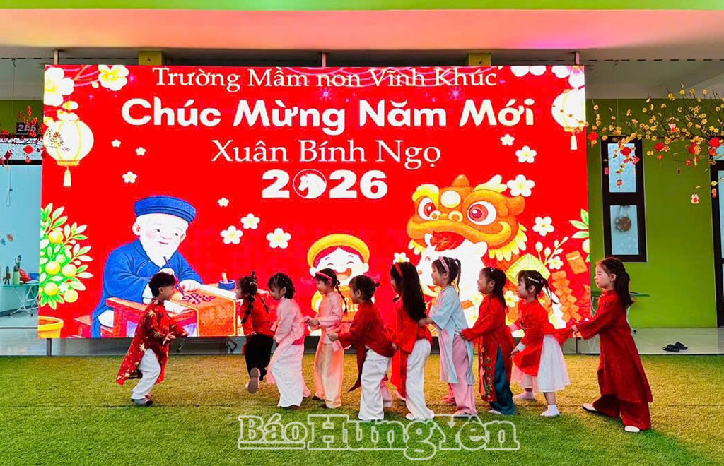 Trẻ Trường Mầm non Vĩnh Khúc (xã Nghĩa Trụ) chơi trò chơi Rồng rắn lên mây trong chương trình trải nghiệm Tết.