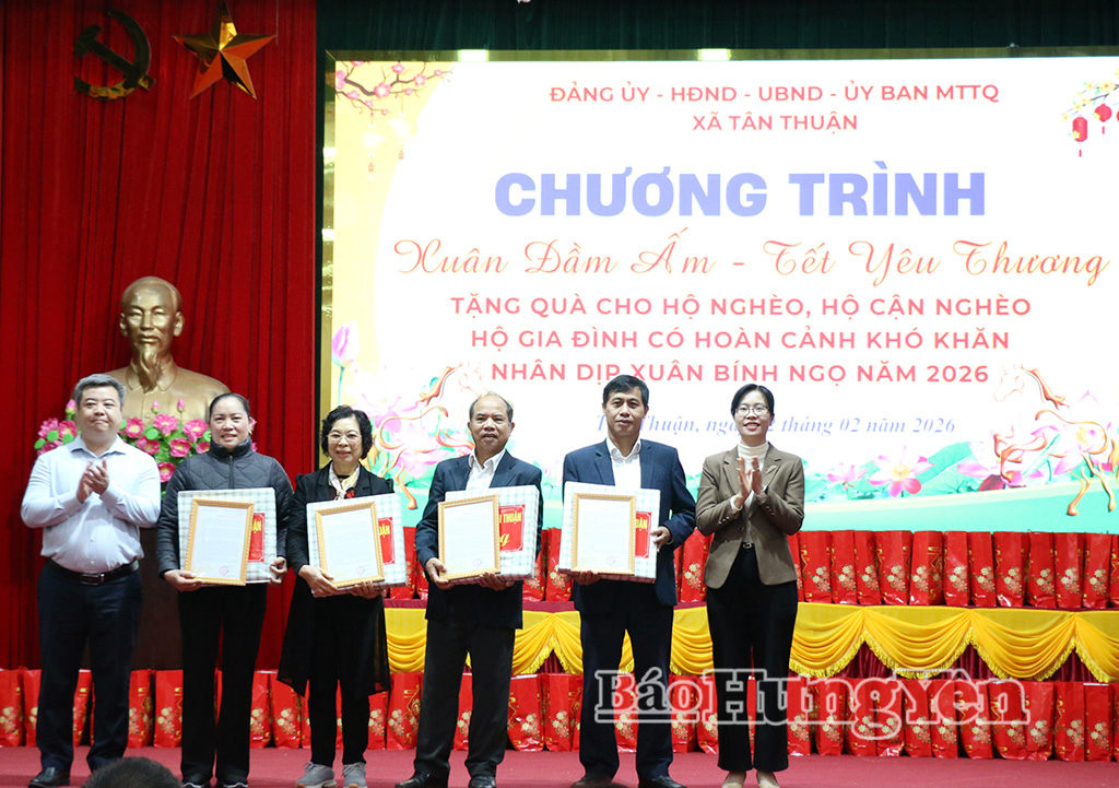 Lãnh đạo xã Tân Thuận trao thư cảm ơn các doanh nghiệp và nhà hảo tâm có nhiều đóng góp cho công tác an sinh xã hội của địa phương.