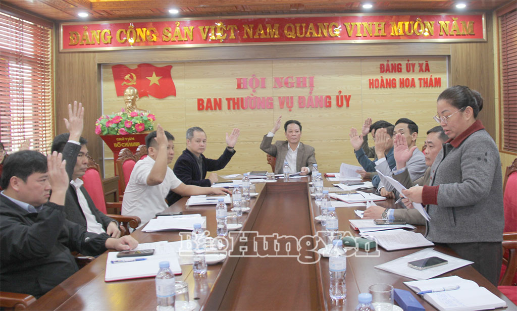 Các đại biểu biểu quyết nhất trí danh sách chính thức người đủ tiêu chuẩn ứng cử đại biểu HĐND xã Hoàng Hoa Thám nhiệm kỳ 2026 - 2031.