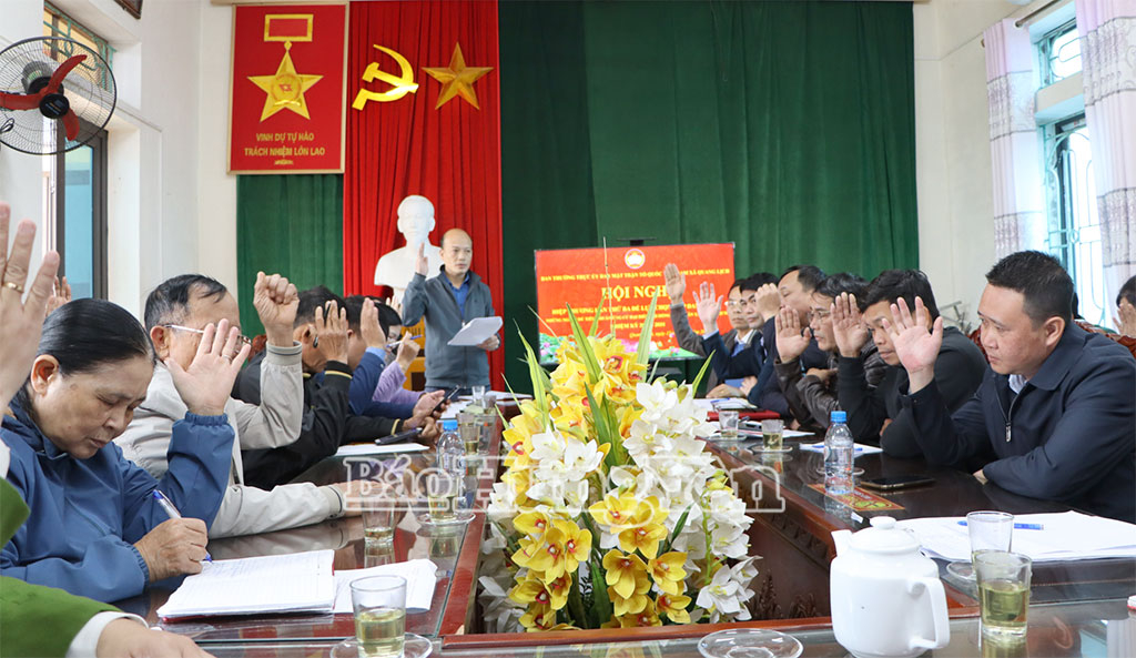 Các đại biểu biểu quyết việc lập danh sách chính thức 32 người đủ tiêu chuẩn ứng cử đại biểu HĐND xã Quang Lịch nhiệm kỳ 2026 - 2031.