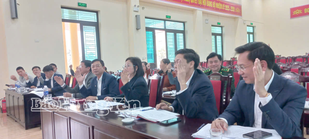 Các đại biểu biểu quyết thống nhất lập danh sách những người đủ tiêu chuẩn tham gia ứng cử đại biểu HĐND xã Bình Định nhiệm kỳ 2026 – 2031.