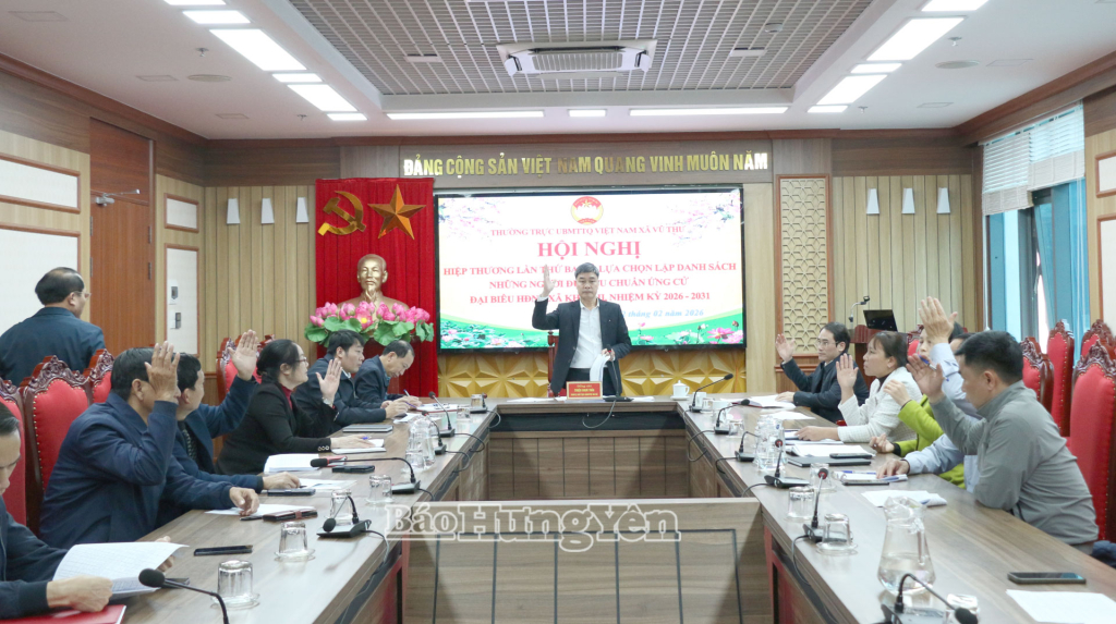 Đại biểu biểu quyết thống nhất việc lập danh sách chính thức những người đủ tiêu chuẩn ứng cử đại biểu HĐND xã Vũ Thư nhiệm kỳ 2026 - 2031.