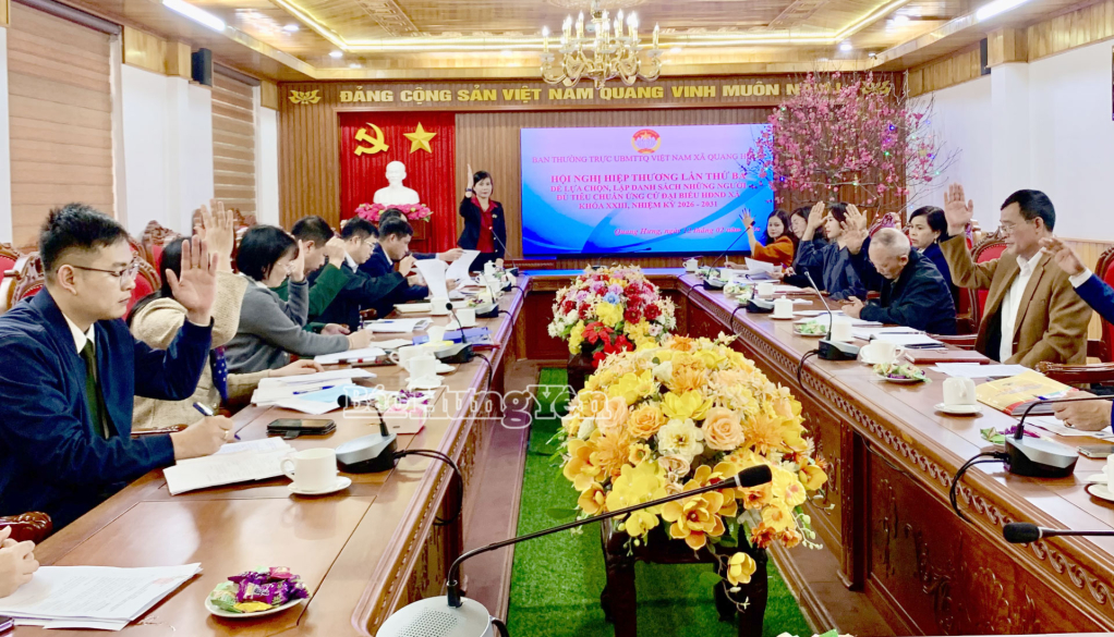 Các đại biểu biểu quyết nhất trí danh sách người đủ tiêu chuẩn ứng cử đại biểu HĐND xã Quang Hưng nhiệm kỳ 2026 - 2031.