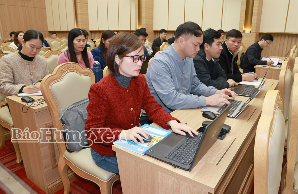 Các đại biểu dự hội nghị tập huấn tại điểm cầu Văn phòng Tỉnh ủy.