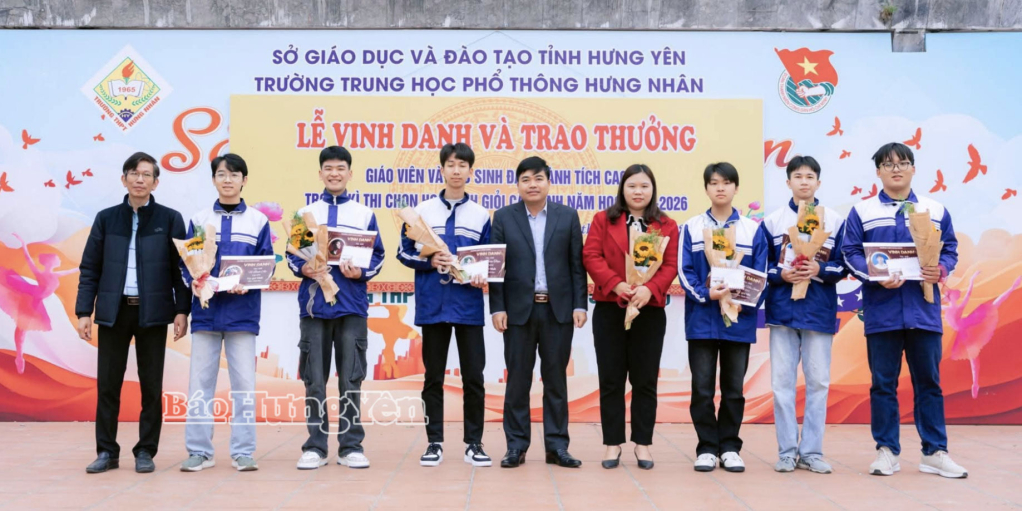 Trường THPT Hưng Nhân (xã Long Hưng) khen thưởng giáo viên, học sinh đạt thành tích cao trong kỳ thi chọn học sinh giỏi cấp tỉnh năm học 2025 - 2026.