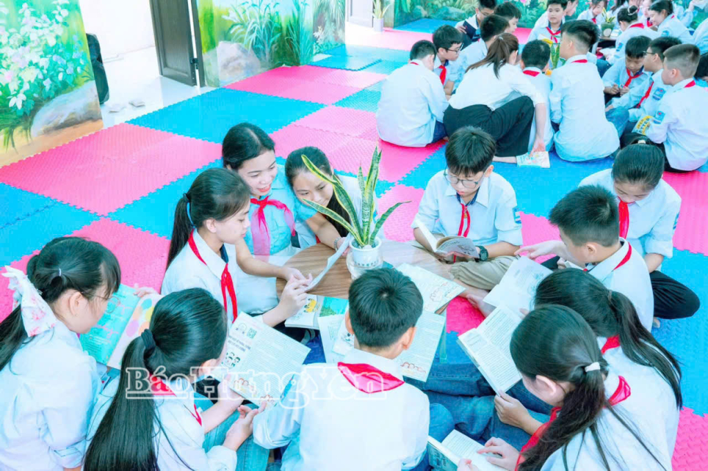 Tiết đọc thư viện của cô và trò Trường THCS Lê Quý Đôn (xã Lương Bằng).