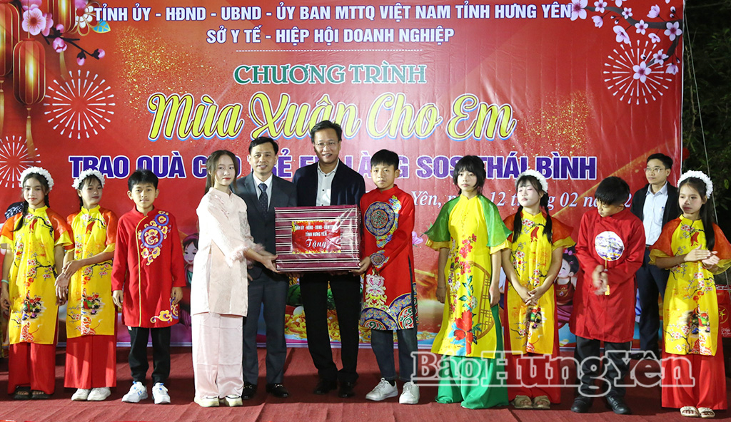 Đồng chí Nguyễn Hữu Nghĩa, Ủy viên Ban Chấp hành Trung ương Đảng, Bí thư Tỉnh ủy trao quà Tết của Tỉnh ủy, HĐND, UBND, Ủy ban MTTQ Việt Nam tỉnh tặng Làng trẻ em SOS Thái Bình.