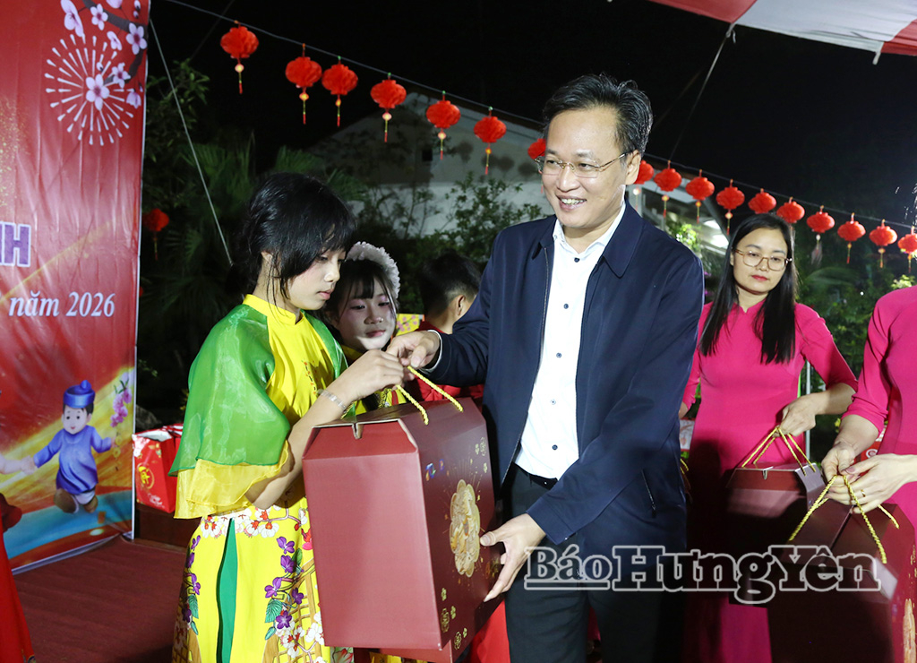 Đồng chí Nguyễn Hữu Nghĩa, Ủy viên Ban Chấp hành Trung ương Đảng, Bí thư Tỉnh ủy trao quà Tết tặng trẻ em đang sinh sống, học tập tại Làng trẻ em SOS Thái Bình.