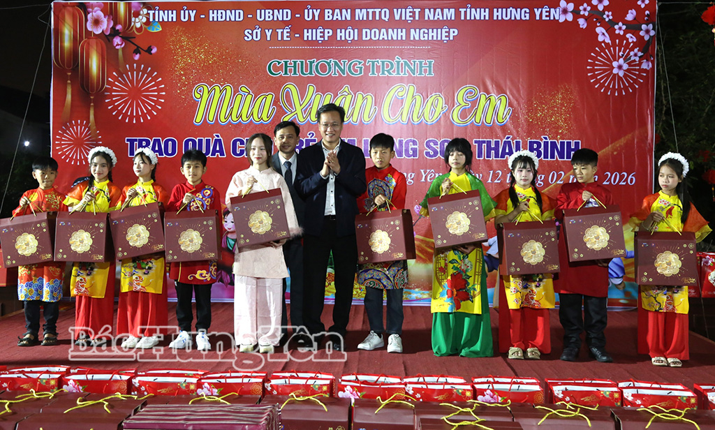 Đồng chí Nguyễn Hữu Nghĩa, Ủy viên Ban Chấp hành Trung ương Đảng, Bí thư Tỉnh ủy trao quà Tết động viên Làng trẻ em SOS Thái Bình.