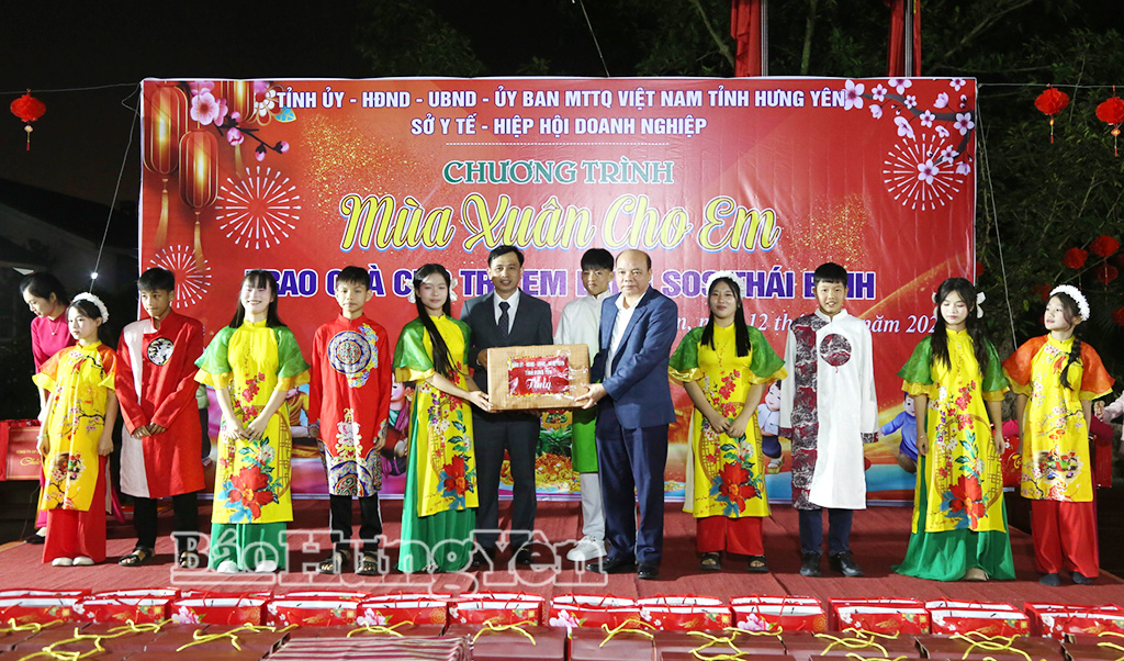 Đồng chí Đặng Thanh Giang, Ủy viên Ban Thường vụ Tỉnh ủy, Phó Chủ tịch HĐND tỉnh trao quà Tết của Tỉnh ủy, HĐND, UBND, Ủy ban MTTQ Việt Nam tỉnh tặng Làng trẻ em SOS Thái Bình.