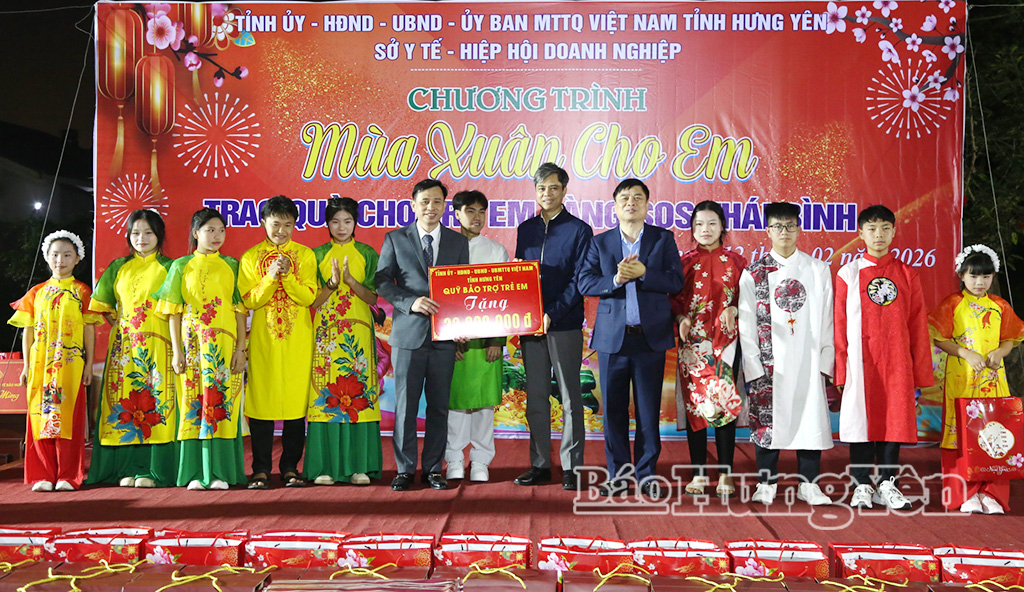 Các đồng chí: Nguyễn Văn Chiến, Ủy viên Ban Thường vụ Tỉnh ủy, Trưởng ban Tuyên giáo và Dân vận Tỉnh ủy; Phạm Văn Nghiêm, Phó Chủ tịch UBND tỉnh trao kinh phí hỗ trợ của Qũy Bảo trợ trẻ em tỉnh tặng Làng trẻ em SOS Thái Bình.