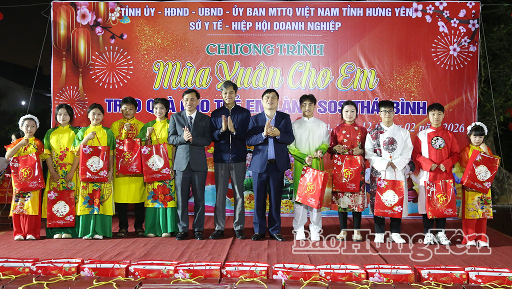 Các đồng chí: Nguyễn Văn Chiến, Ủy viên Ban Thường vụ Tỉnh ủy, Trưởng ban Tuyên giáo và Dân vận Tỉnh ủy; Phạm Văn Nghiêm, Phó Chủ tịch UBND tỉnh trao quà Tết tặng Làng trẻ em SOS Thái Bình.