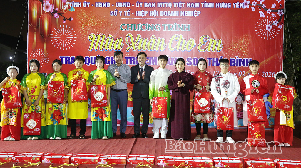 Các đồng chí lãnh đạo Văn phòng Tỉnh ủy, lãnh đạo Sở Y tế trao quà Tết tặng Làng trẻ em SOS Thái Bình.