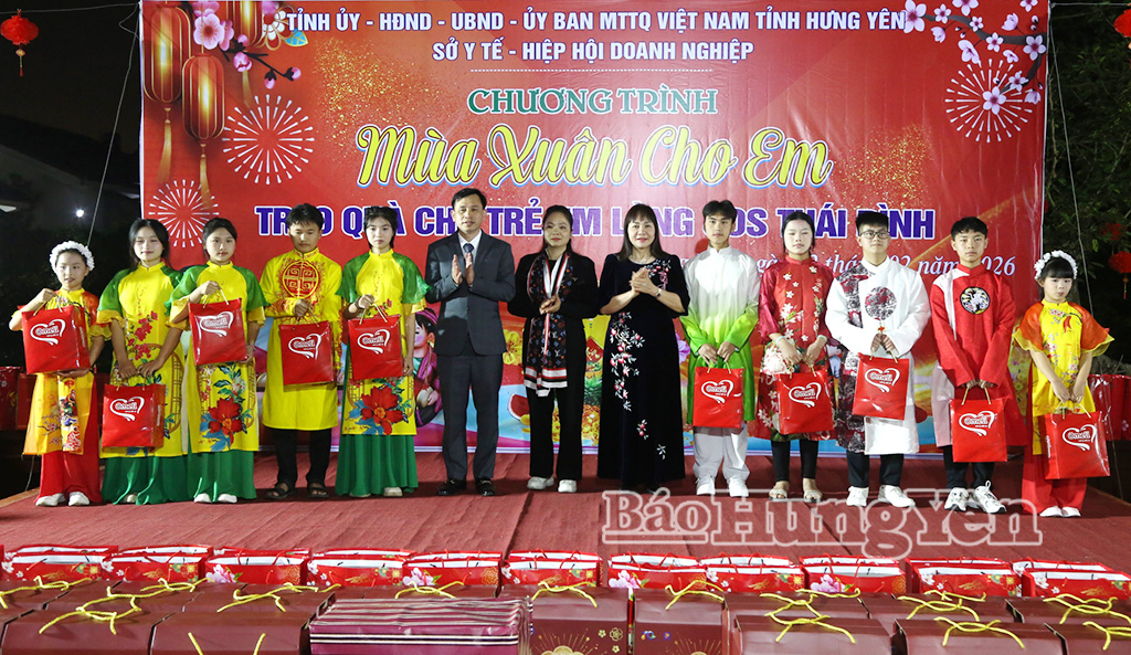 Các đơn vị thuộc Hiệp hội Doanh nghiệp tỉnh trao kinh phí và tặng quà Làng trẻ em SOS Thái Bình.