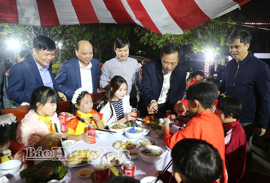 Đồng chí Nguyễn Hữu Nghĩa, Ủy viên Ban Chấp hành Trung ương Đảng, Bí thư Tỉnh ủy và các đồng chí lãnh đạo tỉnh chung vui liên hoan đón Tết với các cháu Làng trẻ em SOS Thái Bình.