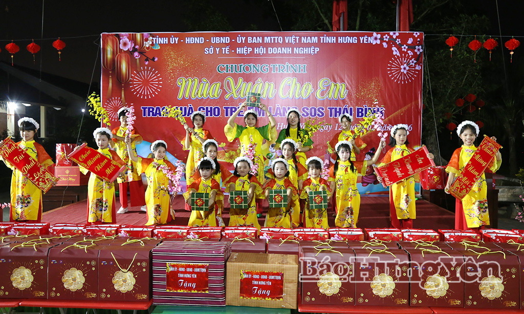 Tiết mục văn nghệ chào mừng chương trình.