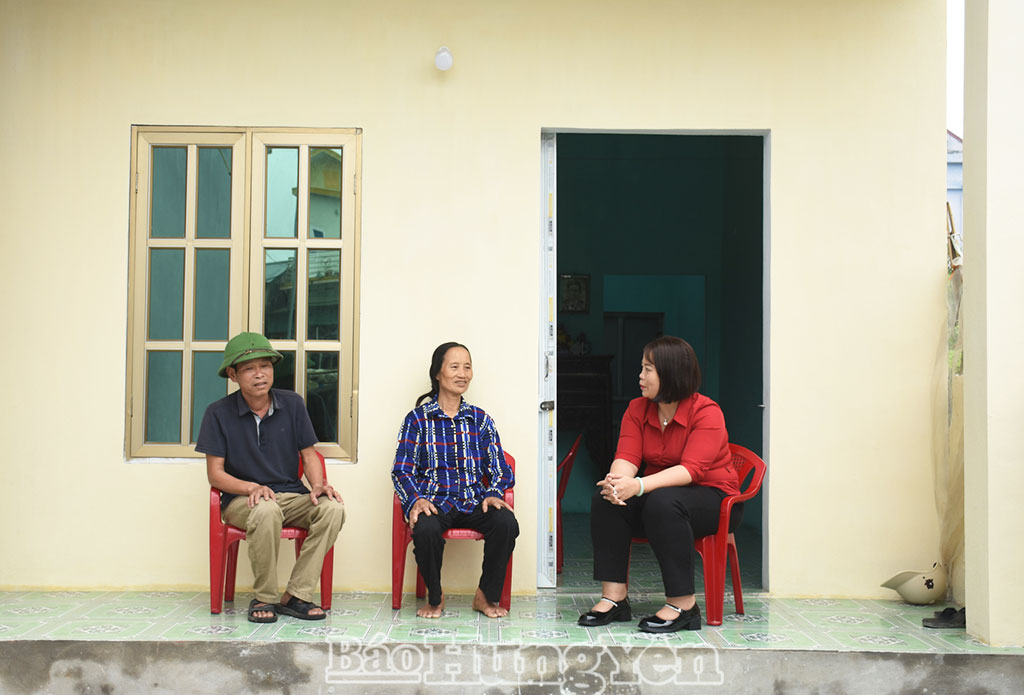 Niềm vui của bà Phạm Thị Út (người ở giữa) xã Quỳnh Phụ năm nay được đón Tết trong căn nhà mới.