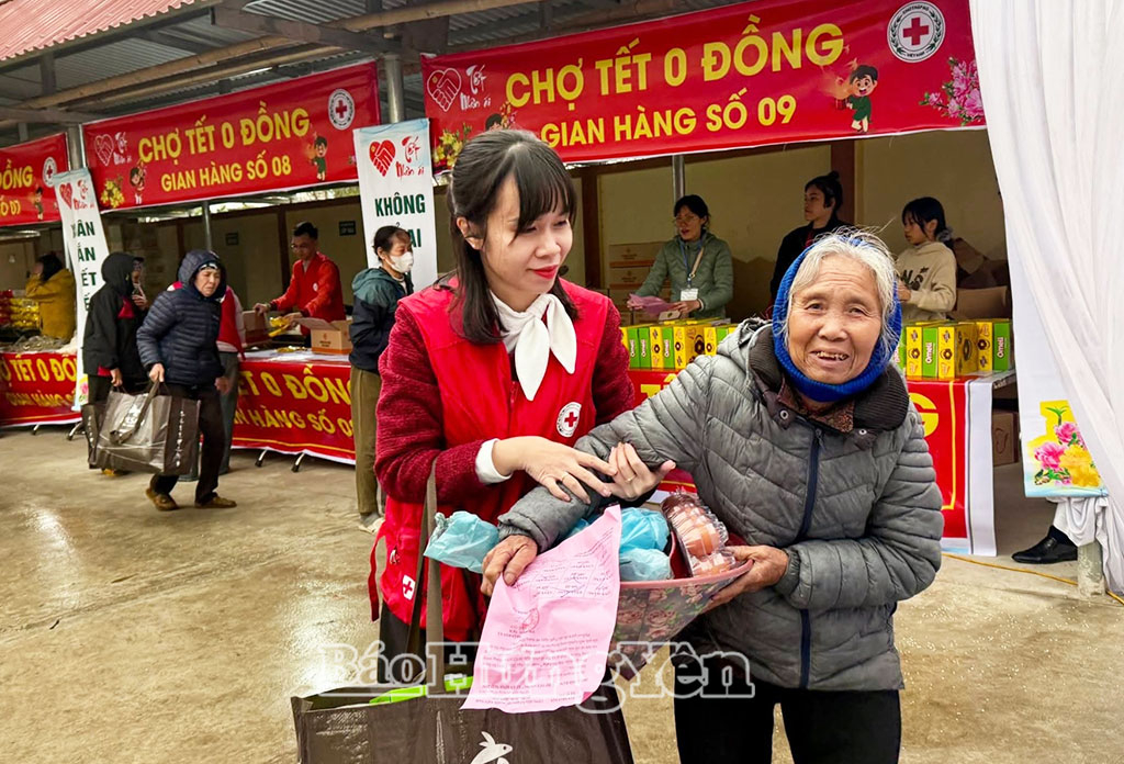 Niềm vui của người dân khi tham gia chợ Tết nhân ái - phiên chợ 0 đồng ở xã Vũ Thư.