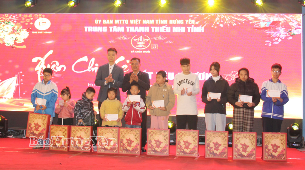 Lãnh đạo Trung tâm Thanh thiếu nhi tỉnh trao quà cho trẻ em có hoàn cảnh khó khăn.