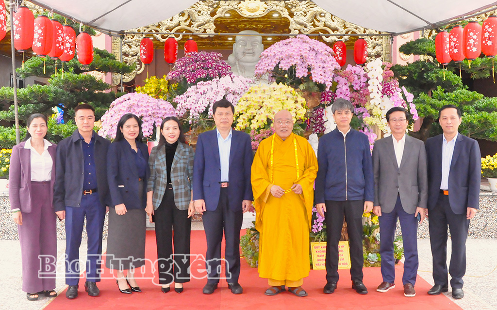 Đồng chí Trần Quốc Toản, Phó Bí thư Thường trực Tỉnh ủy, Chủ tịch Ủy ban MTTQ Việt Nam tỉnh và đoàn công tác chụp ảnh với Ban Trị sự Giáo hội Phật giáo Việt Nam tỉnh tại chùa Táo.