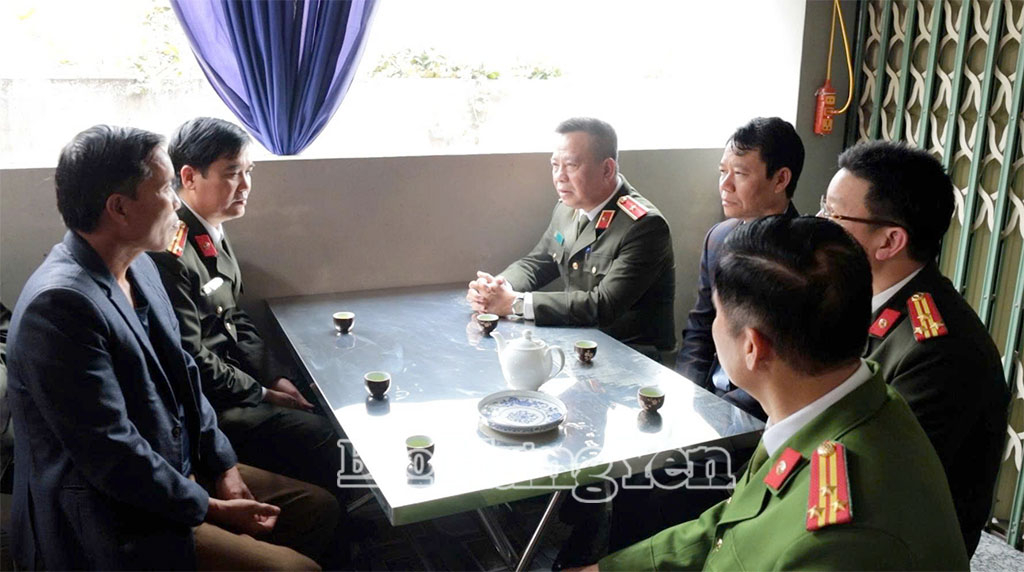 Đồng chí Giám đốc Công an tỉnh cùng đoàn công tác thăm hỏi, động viên gia đình liệt sĩ Nguyễn Đăng Khải.