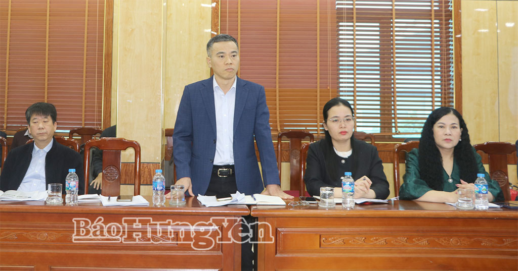 Đại diện Thông tấn xã Việt Nam thường trú tại Hưng Yên phát biểu, trao đổi thông tin tại buổi gặp.