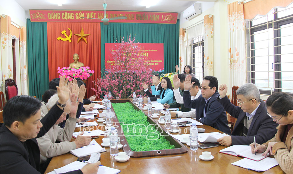 Các đại biểu biểu quyết danh sách chính thức người đủ tiêu chuẩn ứng cử đại biểu HĐND xã Châu Ninh nhiệm kỳ 2026 - 2031.