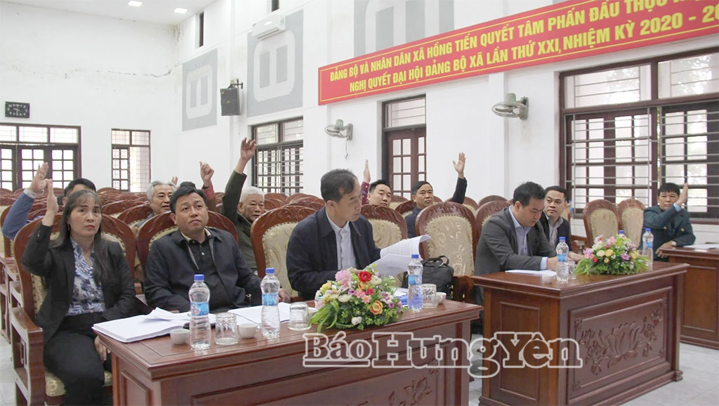 Các đại biểu biểu quyết thống nhất danh sách những người đủ tiêu chuẩn ứng cử đại biểu HĐND xã Việt Tiến nhiệm kỳ 2026 – 2031.