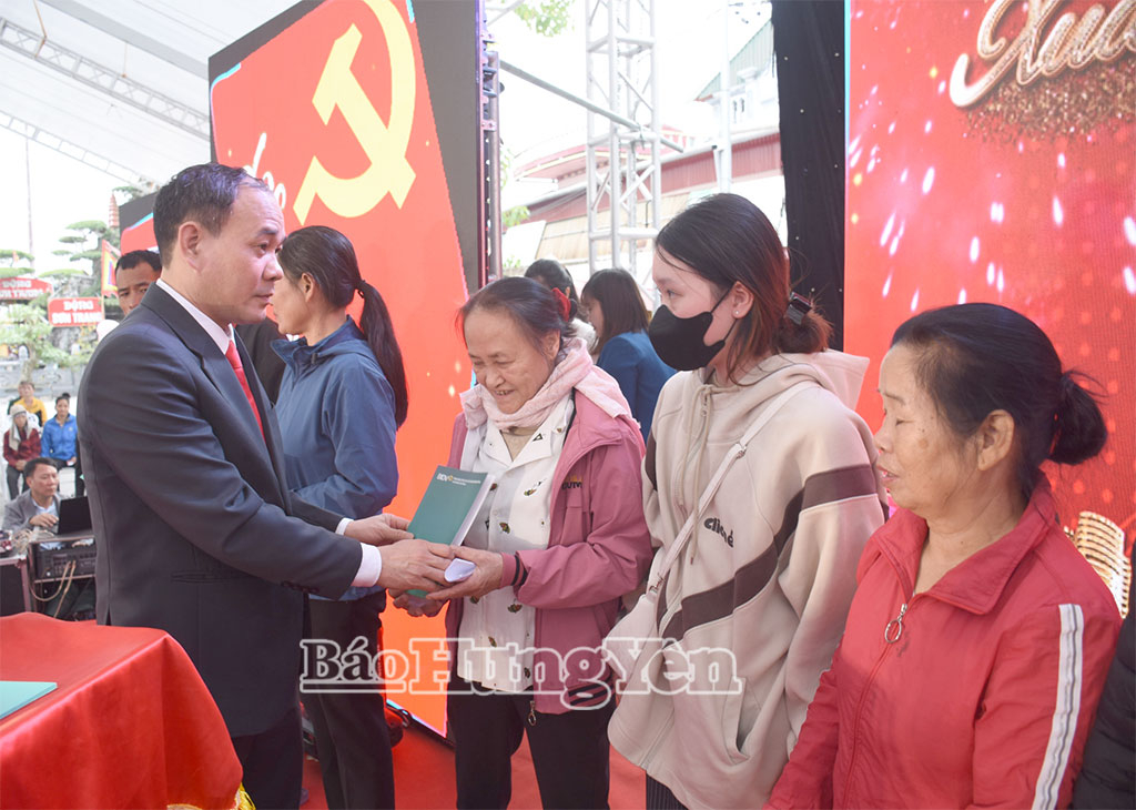 Lãnh đạo xã Đồng Bằng trao quà Tết cho những người có hoàn cảnh khó khăn.