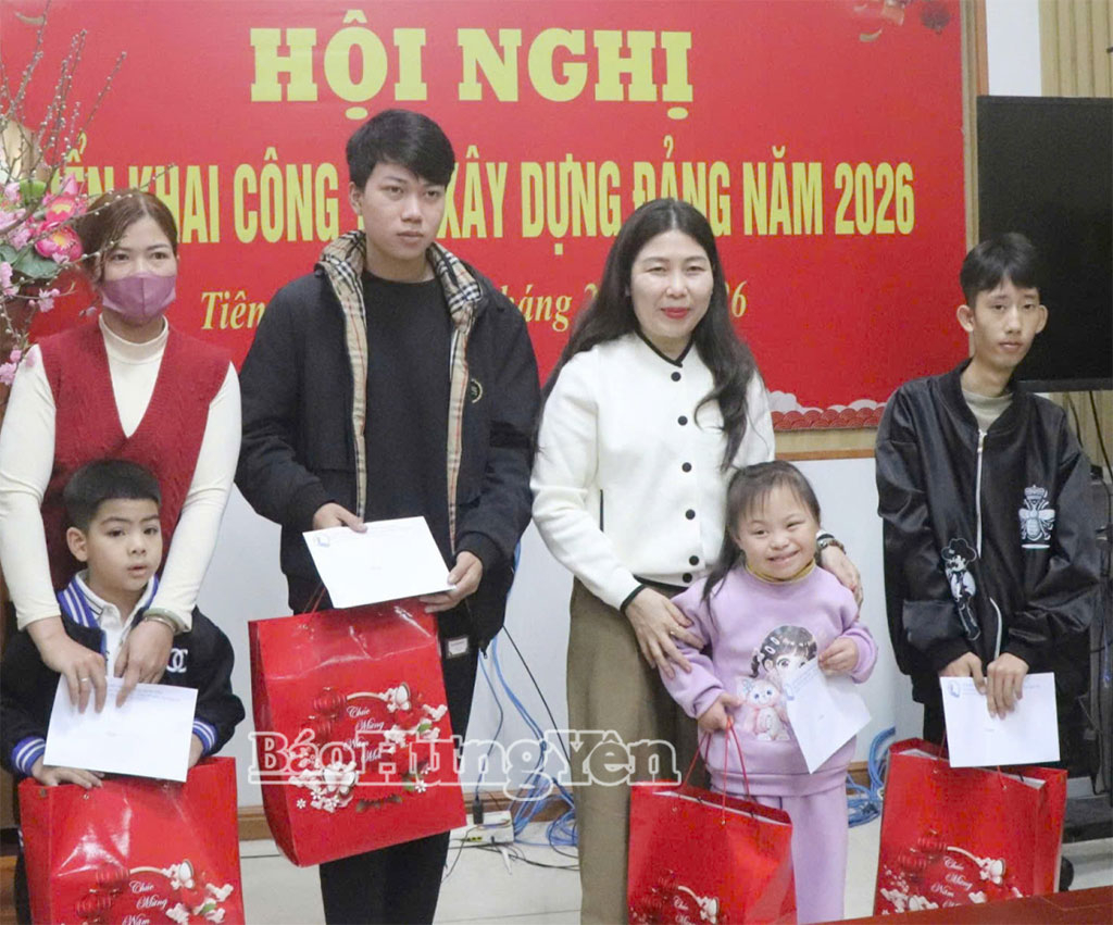 Giám đốc Sở Y tế trao quà cho trẻ em có hoàn cảnh khó khăn tại xã Tiên Hoa.