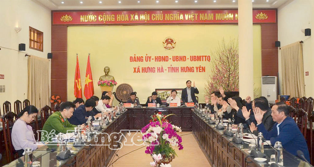 Các đại biểu biểu quyết thống nhất danh sách những người đủ tiêu chuẩn ứng cử đại biểu HĐND xã Hưng Hà nhiệm kỳ 2026 - 2031.