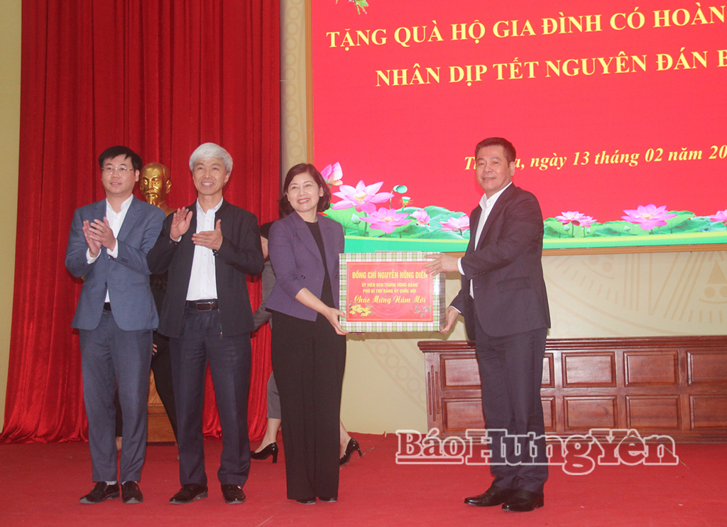 Đồng chí Nguyễn Hồng Diên, Ủy viên Ban Chấp hành Trung ương Đảng, Phó Bí thư Đảng ủy Quốc hội tặng quà cho xã Tiên La.