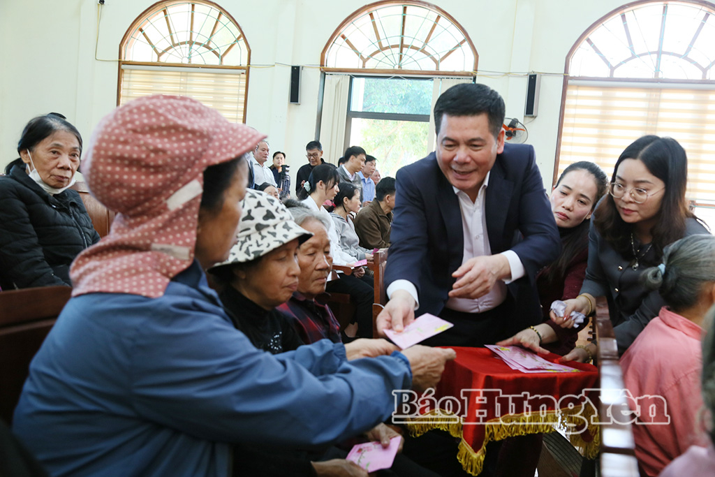 Đồng chí Nguyễn Hồng Diên, Ủy viên Ban Chấp hành Trung ương Đảng, Phó Bí thư Đảng ủy Quốc hội tặng quà cho người dân có hoàn cảnh khó khăn tại xã Tiên La.