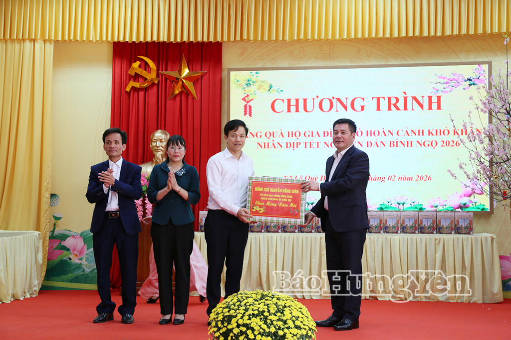 Đồng ch&iacute; Ph&oacute; B&iacute; thư Đảng ủy Quốc hội Nguyễn Hồng Di&ecirc;n tặng qu&agrave; Tết tại c&aacute;c x&atilde;: Ti&ecirc;n La, L&ecirc; Qu&yacute; Đ&ocirc;n, Hồng Minh