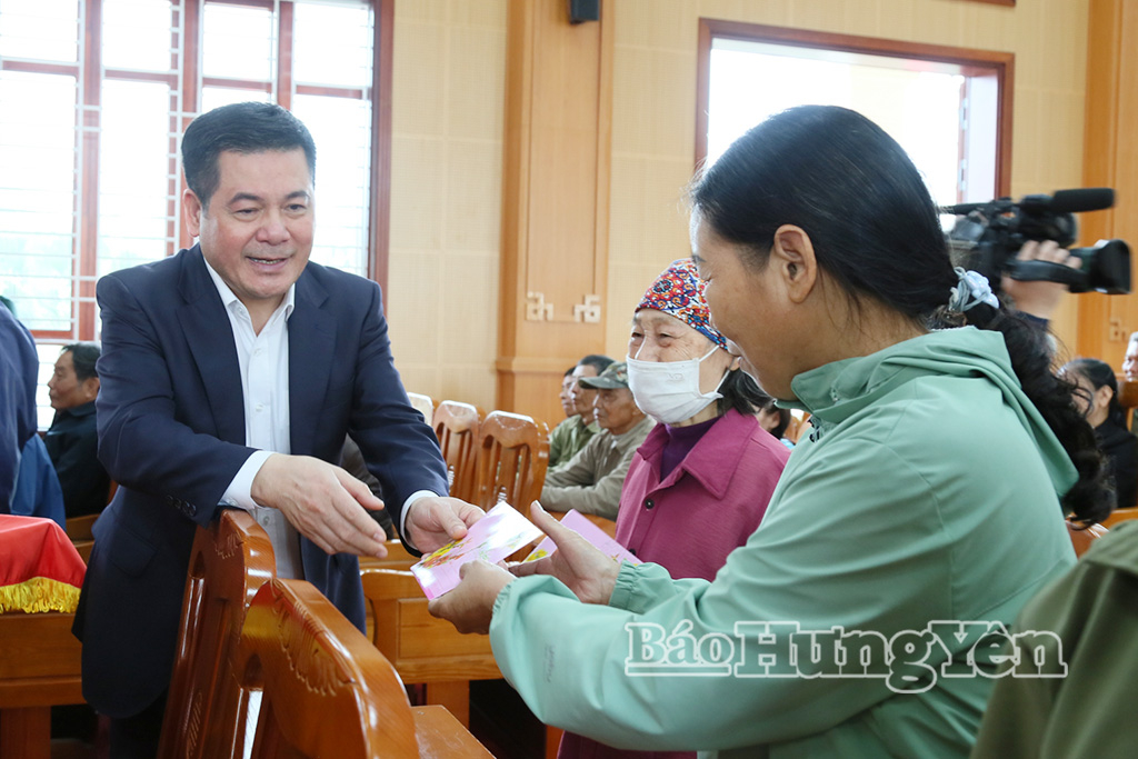 Đồng chí Nguyễn Hồng Diên, Ủy viên Ban Chấp hành Trung ương Đảng, Phó Bí thư Đảng ủy Quốc hội tặng quà cho người dân có hoàn cảnh khó khăn tại xã Lê Quý Đôn.