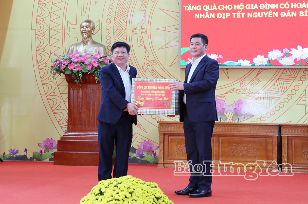 Đồng chí Nguyễn Hồng Diên, Ủy viên Ban Chấp hành Trung ương Đảng, Phó Bí thư Đảng ủy Quốc hội trao quà cho xã Hồng Minh.