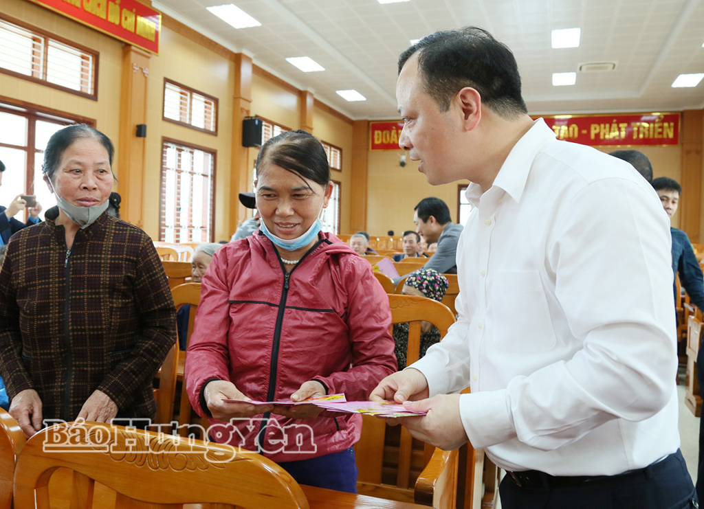 Đồng chí Bùi Thế Cử, Chánh Văn phòng Đảng ủy Quốc hội tặng quà cho người dân có hoàn cảnh khó khăn tại xã Lê Quý Đôn.