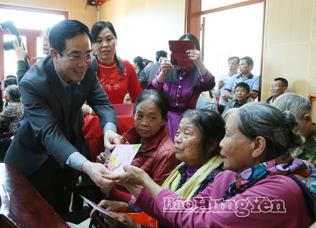 Đồng chí Nguyễn Văn Huy, Phó Trưởng đoàn chuyên trách Đoàn ĐBQH tỉnh tặng quà cho người dân có hoàn cảnh khó khăn tại xã Lê Quý Đôn.