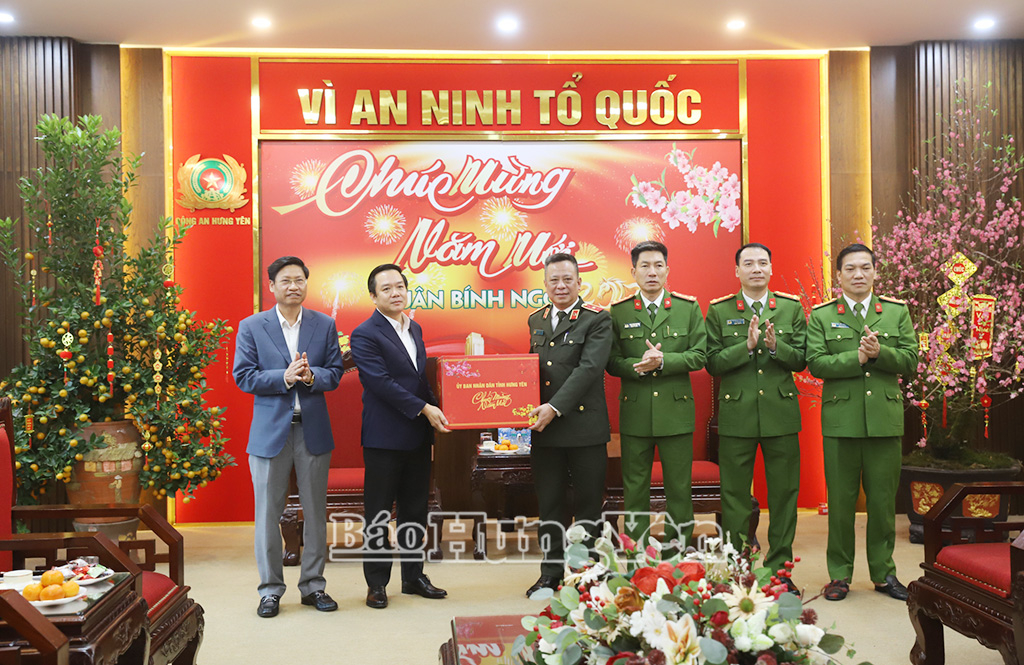 Đồng chí Phạm Quang Ngọc, Ủy viên Ban Chấp hành Trung ương Đảng, Phó Bí thư Tỉnh ủy, Chủ tịch UBND tỉnh trao quà Tết tặng Công an tỉnh.