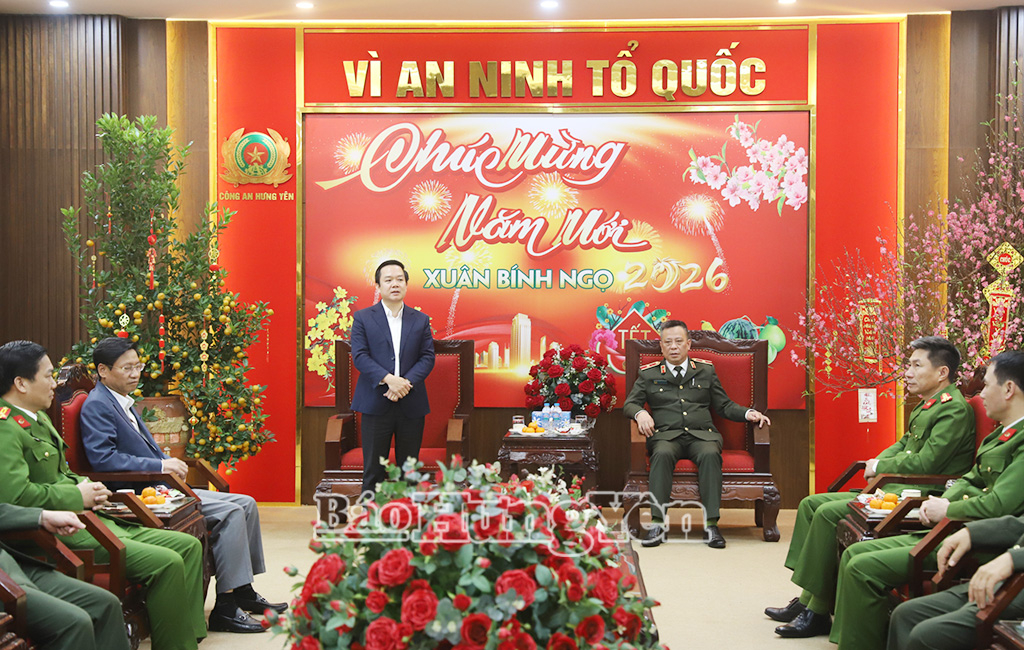 Đồng chí Phạm Quang Ngọc, Ủy viên Ban Chấp hành Trung ương Đảng, Phó Bí thư Tỉnh ủy, Chủ tịch UBND tỉnh chúc Tết Công an tỉnh.