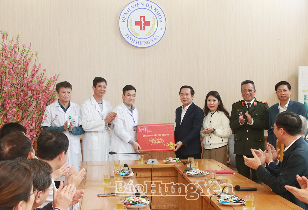Đồng chí Phạm Quang Ngọc, Ủy viên Ban Chấp hành Trung ương Đảng, Phó Bí thư Tỉnh ủy, Chủ tịch UBND tỉnh trao quà Tết tặng Bệnh viện Đa khoa tỉnh.