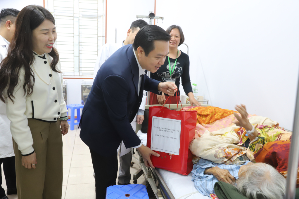 Đồng chí Phạm Quang Ngọc, Ủy viên Ban Chấp hành Trung ương Đảng, Phó Bí thư Tỉnh ủy, Chủ tịch UBND tỉnh thăm hỏi, trao quà bệnh nhân đang điều trị tại Bệnh viện Đa khoa tỉnh.