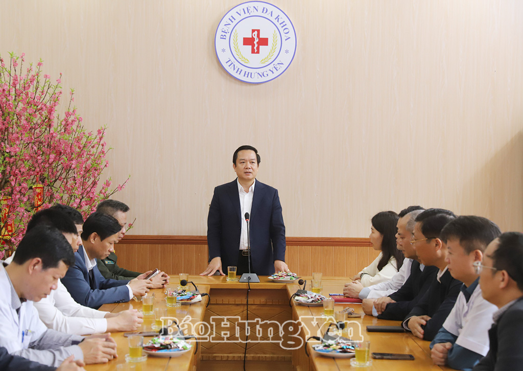 Đồng chí Phạm Quang Ngọc, Ủy viên Ban Chấp hành Trung ương Đảng, Phó Bí thư Tỉnh ủy, Chủ tịch UBND tỉnh chúc Tết Bệnh viện Đa khoa tỉnh.