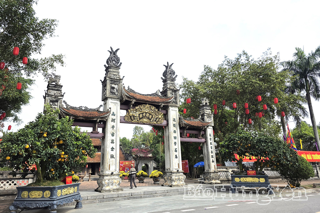 Lễ hội đền Trần diễn ra tại Di tích quốc gia đặc biệt khu lăng mộ và đền thờ các vị vua triều Trần, xã Long Hưng.