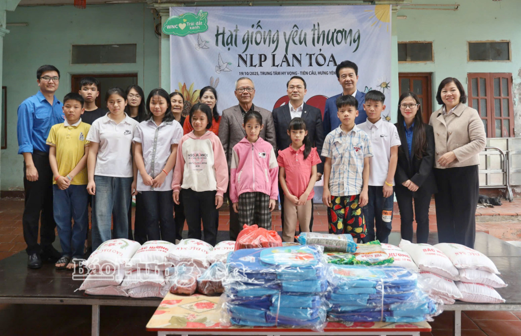 Lãnh đạo Công ty Điện lực Hưng Yên trao quà tặng Trung tâm Hy vọng Tiên Cầu.